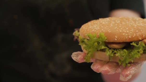 Burger Kock Hand Med Grönt Och Cutlet — Stockvideo