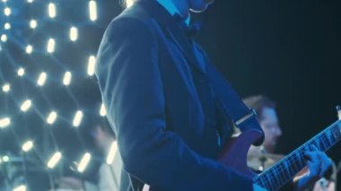 Gitarist konserde sahnede seyirciyi coşturuyor.