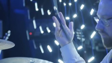 Rock davulcusu konserde müzik çalar. Kapat..