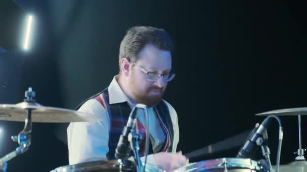 Baterista Rock Toca Música Concierto Cerca — Vídeo de stock