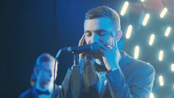 Hombre Cantando Canción Micrófono Durante Actuación Escenario Concierto Rock Primer — Vídeos de Stock