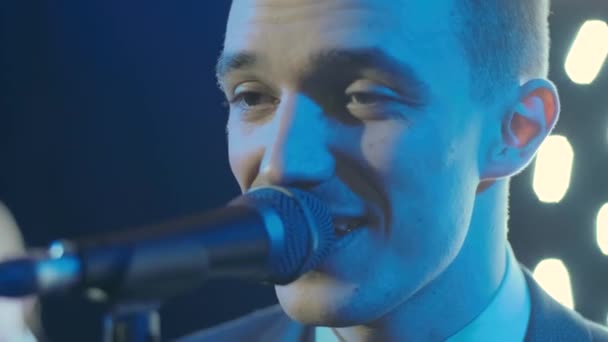 Hombre Cantando Canción Micrófono Durante Actuación Escenario Concierto Rock Primer — Vídeo de stock