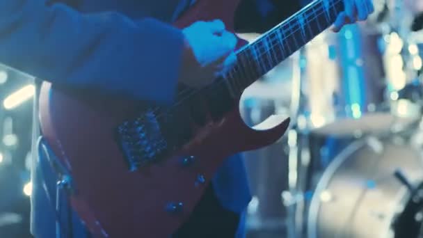 Gitarist Konserde Sahnede Seyirciyi Coşturuyor — Stok video