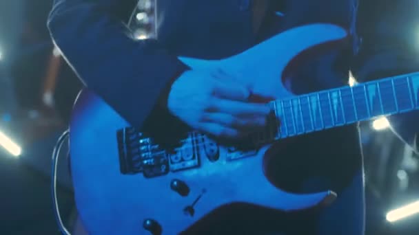 Gitarrist Scen Konsert Som Skakar Publiken — Stockvideo