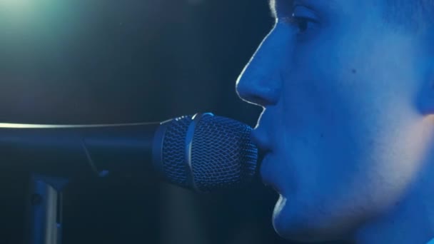男子在摇滚音乐会上的舞台表演中 用麦克风唱歌 在五彩缤纷的背景音乐音乐会上与摇滚歌星合影 — 图库视频影像
