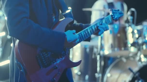 Guitarrista Palco Concerto Balançando Público — Vídeo de Stock
