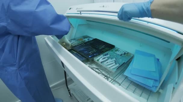Krankenschwester Entnimmt Werkzeug Aus Trockener Hitze Sterilisation Medizinischer Instrumente — Stockvideo