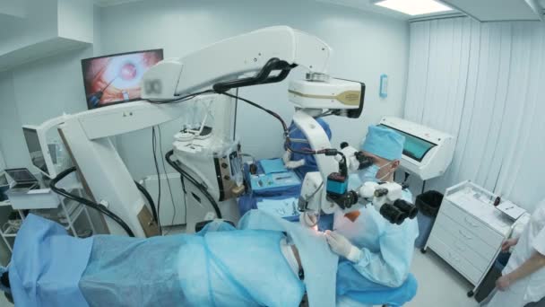 Χειρουργός Που Εξετάζει Μικροσκόπιο Στο Μάτι Μιας Γυναίκας Ασθενούς Στο — Αρχείο Βίντεο