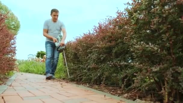 Jardineiro Que Corta Sebe Parque Verde Com Cortador Elétrico Para — Vídeo de Stock