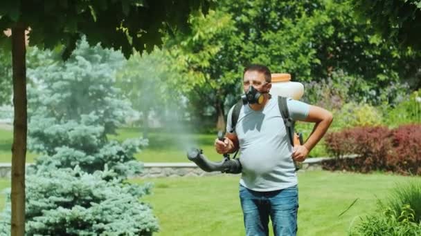 Pulverizar Pesticida Ecológico Agricultor Fumigar Máscara Protetora Copos Árvores Arbustos — Vídeo de Stock