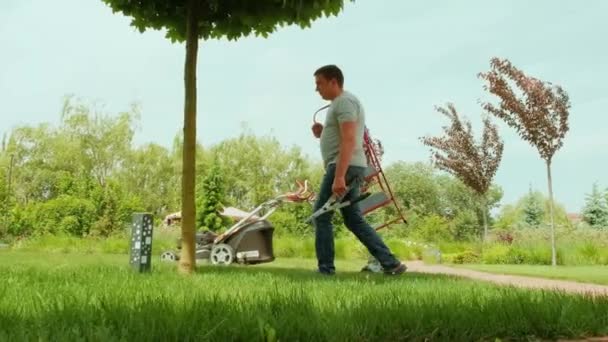 Jardinero Caminando Por Jardín Con Equipo Las Manos Concepto Vida — Vídeos de Stock