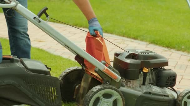 Man Start Een Gazonmaaier Met Eigen Aandrijving Maait Hoog Gras — Stockvideo