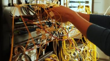 Ağ anahtarı ve ethernet kablosu raf dolabında. Ağ bağlantısı teknolojisi ve çalışma durumunu gösteren bir durum LED 'i var. Veri merkezine bağlı kabloları olan altyapı kavramı