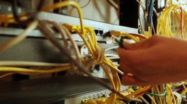 Bağlantı prosedürü UTP kablosu, Twisting Cable Tool Twisted Ethernet UTP Cat 5, Crimping RJ45 LAN kablosu, RJ45 konnektörünü sıkıştırma.