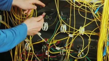 Şebeke servisi. Veri merkezinin sunucu donanım donanımlarını kontrol eden ağ mühendisi yöneticisi