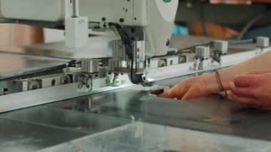 Deriyle çalışan dikiş makinesinin kapanışı. Cnc dikiş makinesi