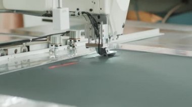 Deriyle çalışan dikiş makinesinin kapanışı. Cnc dikiş makinesi