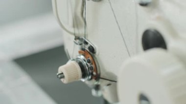 Deriyle çalışan dikiş makinesinin kapanışı. Cnc dikiş makinesi