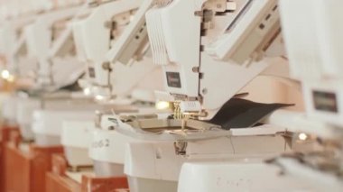 Otomatik nakış makinesi yüksek hızda çalışıyor..