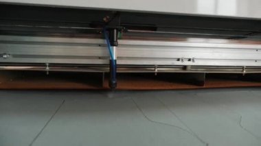 Kumaş, tekstil, deri, lazer işaretleme ve ölçüm için CNC makinesi. Modern ayakkabı üretimi. 