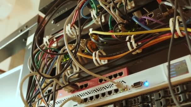 Netzwerk Switch Und Ethernet Kabel Schrank Netzwerkverbindungstechnologie Und Verfügt Über — Stockvideo