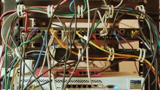 Netzwerk Switch Und Ethernet Kabel Schrank Netzwerkverbindungstechnologie Und Verfügt Über — Stockvideo