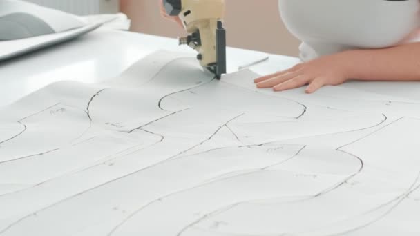 縫製工場の女性労働者は 電気切断ファブリックマシンを使用しています 縫製生産ライン — ストック動画
