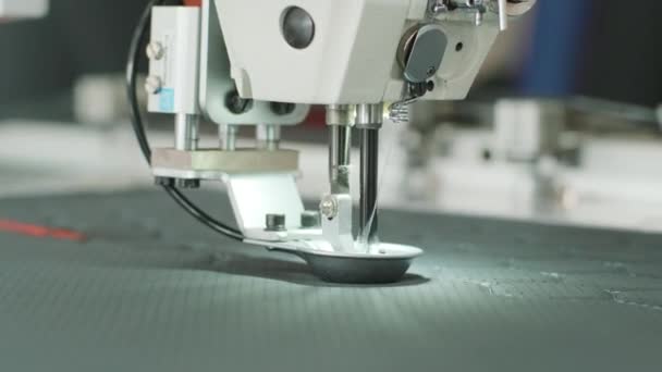 Крупный План Швейной Машинки Работающей Кожей Швейная Машина Cnc — стоковое видео