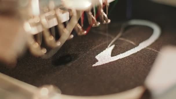 自動刺繍機は高速で動作しています — ストック動画