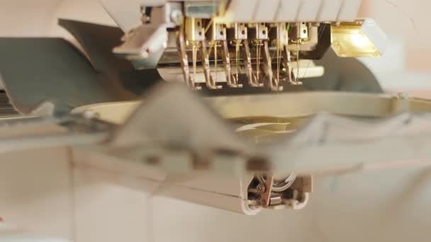 Die Automatische Stickmaschine Arbeitet Mit Hoher Geschwindigkeit Nahaufnahme — Stockvideo