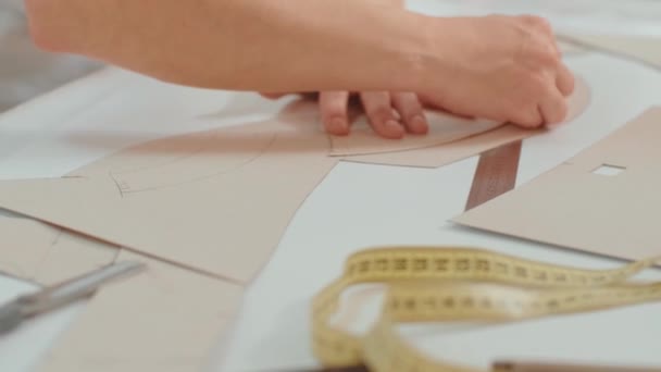 Wärmepresse Mit Shirt Auf Holztisch Arbeiter Drückt Eine Handpresse Zahlen — Stockvideo