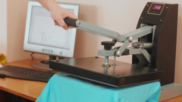 Warmtepersen Machine Met Shirt Houten Tafel Werknemer Drukt Een Handdruk — Stockvideo