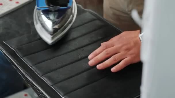 Hombre Plancha Ropa Tabla Planchar Con Hierro Azul Humeante — Vídeos de Stock