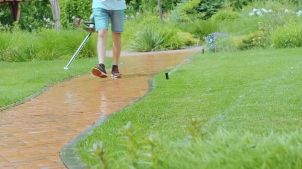 Tuinman Wandelen Door Tuin Met Apparatuur Handen Begrip Plattelandsleven Fruitteelt — Stockvideo