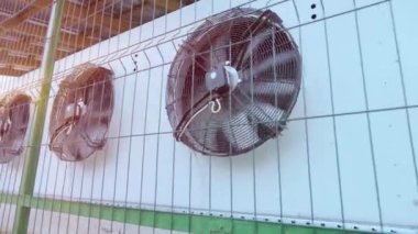 Metal endüstriyel havalandırma. Havalandırma. Ticari soğutma HVAC klima yoğunlaştırıcı fan birimleri iklim kontrolü ve soğutma sıcaklığı klima sistemini ayarlar
