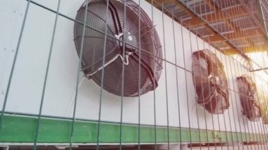 Metal endüstriyel havalandırma. Havalandırma. Ticari soğutma HVAC klima yoğunlaştırıcı fan birimleri iklim kontrolü ve soğutma sıcaklığı klima sistemini ayarlar