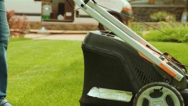 Cortador Relva Cortar Relva Actividade Jardinagem Corte Grama Com Cortador — Vídeo de Stock