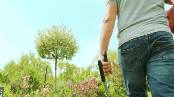 Gärtner Geht Mit Gerät Der Hand Durch Den Garten Konzept — Stockvideo