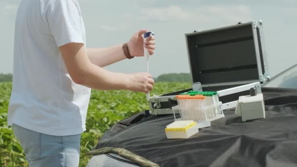 Trabajador Laboratorio Que Tiene Artículos Vidrio Profesionales Brotes Plantas Prueba — Vídeos de Stock