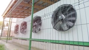 Metal endüstriyel havalandırma. Havalandırma. Ticari soğutma HVAC klima yoğunlaştırıcı fan birimleri iklim kontrolü ve soğutma sıcaklığı klima sistemini ayarlar