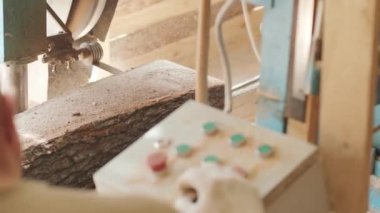 Tahta üretim fabrikasında testere makinesi. Kereste fabrikasında kereste işleme ve kesme. Kereste fabrikasında üretim süreci. Elektrikli makinede odun kesiyorum. CNC makinesi