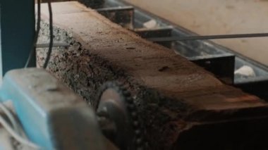 Tahta üretim fabrikasında testere makinesi. Kereste fabrikasında kereste işleme ve kesme. Kereste fabrikasında üretim süreci. Elektrikli makinede odun kesiyorum. CNC makinesi