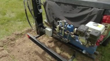 Toprak tarımı incelemesi. Jeoteknik araştırma. İnceleme ve analiz için sahada kara toprak topluyorum. Almak için özel ekipman