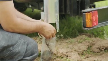 Adam sürüye kara toprak koyuyor. Toprak tarımı incelemesi. Jeoteknik araştırma. İnceleme ve analiz için sahada kara toprak topluyorum. Almak için özel ekipman