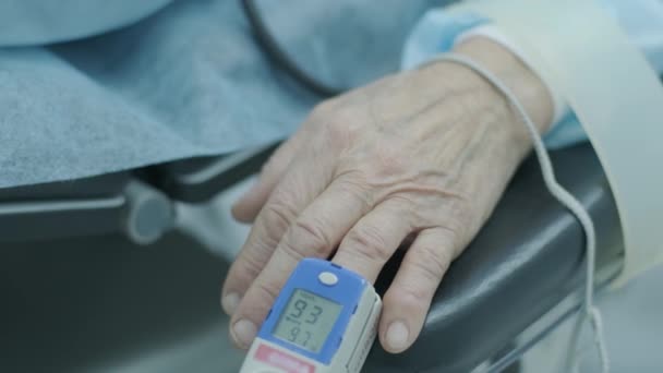 Egy Idős Beteg Akinek Ujján Pulzoximéter Van Műtét Alatti Monitorozásra — Stock videók
