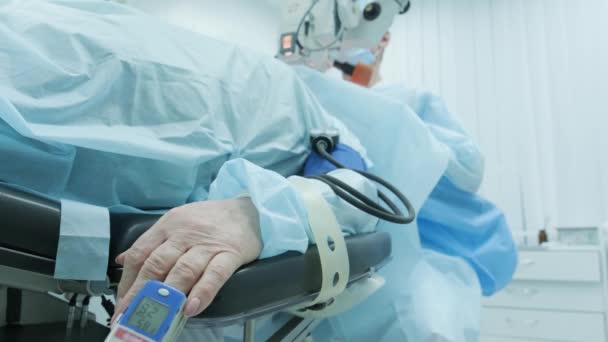 Starý Pacient Pulzním Oxymetrem Prstu Pro Sledování Během Operace Nemocnici — Stock video