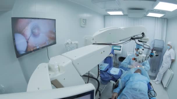 Хірург Який Дивиться Мікроскоп Очі Пацієнта Операційній Кімнаті Лікар Використовує — стокове відео