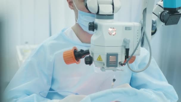 Chirurgien Regardant Dans Microscope Oeil Une Patiente Dans Salle Opération — Video