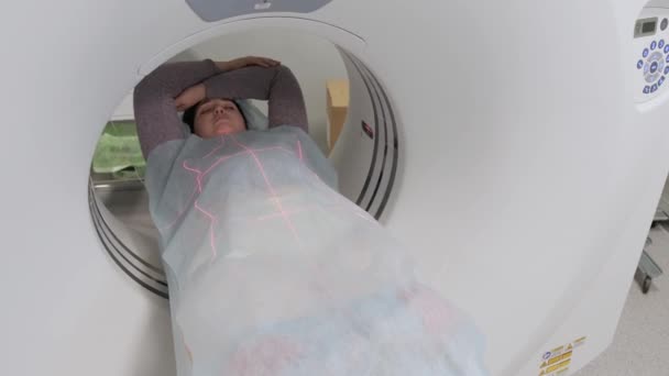 Vrouw Liggend Mri Scanner Tijdens Machine Beeldvorming Van Haar Lichaam — Stockvideo