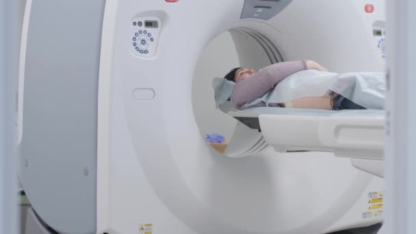 Žena Ležící Nebo Mri Skeneru Během Stroje Zobrazování Jejího Těla — Stock video